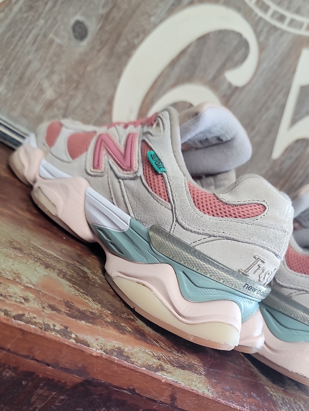 ๐ฅ Rare New Balance 9060 'Inside Voices' "Penny Cook Pink" Wmns 7 Good Conditon. - Picture 11 of 16